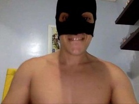 Passivo mascarado rebola e mostra o cu na webcam