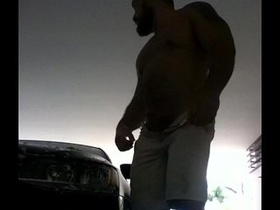 Hombre hetero lavando su auto enseña su verga